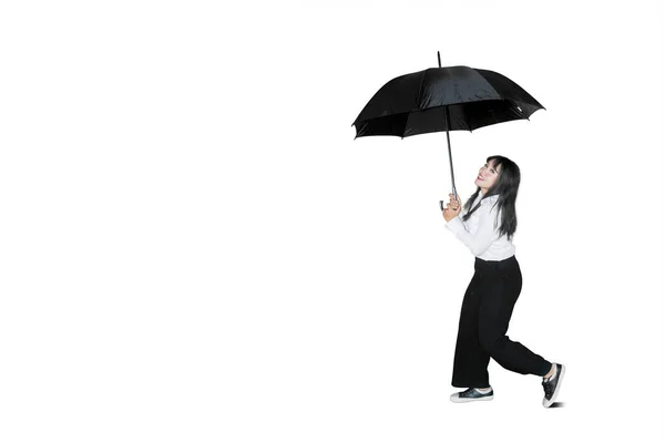 Mladá Byznysmena Držící Deštník Při Chůzi Kopírovacím Prostorem Studiu Izolováno — Stock fotografie