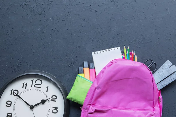 Nahaufnahme Einer Tasche Mit Verschiedenen Schulmaterialien Und Einer Uhr Auf — Stockfoto