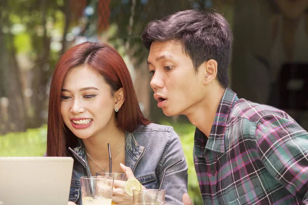 Close Van Jong Paar Zitten Het Cafe Tijdens Het Chatten — Stockfoto