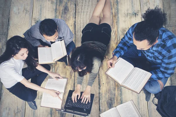 Ovanifrån Collegestudenter Som Studerar Tillsammans Medan Sitter Träbrädet — Stockfoto