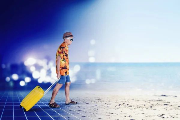 仮想ビーチを歩いている間にスーツケースを持っている高齢者の側面図 — ストック写真