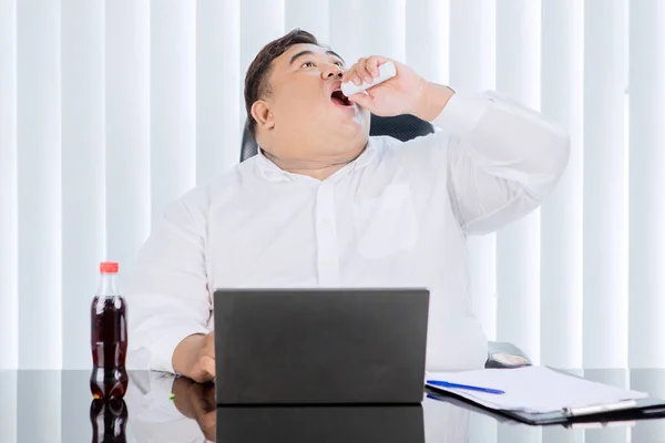 Empresário Gordo Trabalhando Com Laptop Escritório Enquanto Come Doces Bebe — Fotografia de Stock