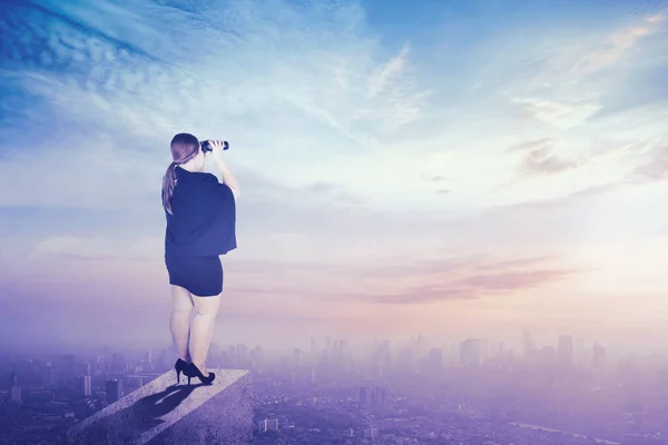 Vista Posteriore Donna Affari Grassa Utilizzando Binocolo Mentre Piedi Sul — Foto Stock