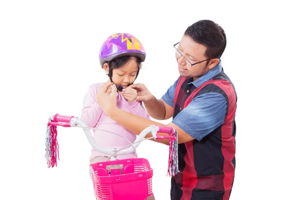 Ojciec Pomaga Córce Założyć Hełm Przed Jazdą Rowerze Studio Izolacja — Zdjęcie stockowe