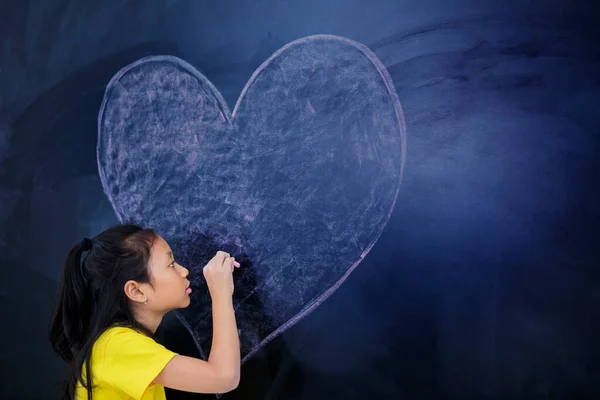 Vrouwelijke Basisschoolstudent Tekent Een Hartsymbool Het Schoolbord Klas School — Stockfoto