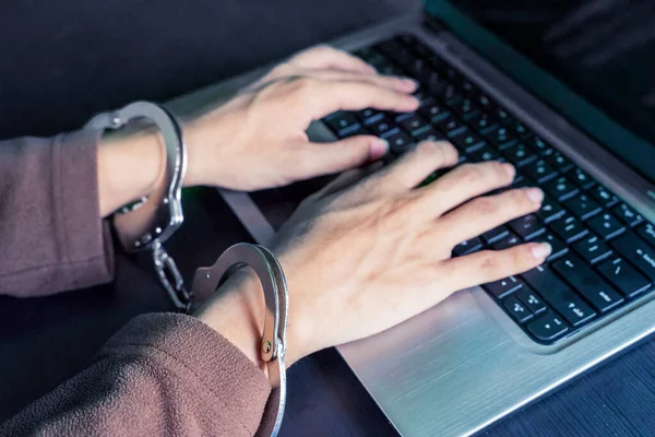 Close Hacker Hands Handcuffs Using Computer Laptop Table — стоковое фото
