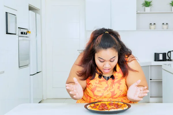 Mujer Gorda Joven Siente Feliz Mientras Mira Plato Pizza Sabrosa — Foto de Stock