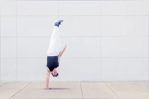 Mladý Muž Hip Hop Tanečník Dělá Handstand Při Vystupování Studiu — Stock fotografie