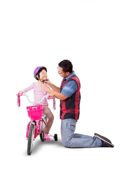 Молодий Чоловік Допомагає Доньці Носити Шолом Перш Ніж Їхати Велосипеді — стокове фото