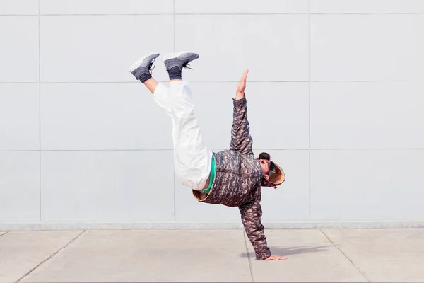 Young Man Wearing Sweater While Doing Hip Hop Dance Handstand — Stockfoto