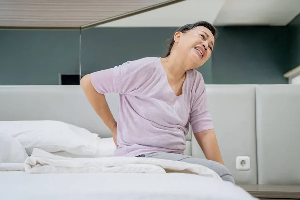 Old Womman Having Backache Waking While Sitting Bed Shot Home — Stock Photo, Image