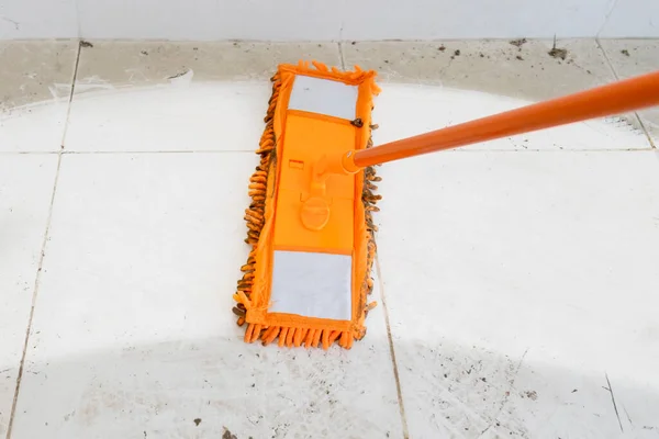 Primer Plano Fregona Naranja Limpiando Pisos Polvorientos Casa Sucia — Foto de Stock