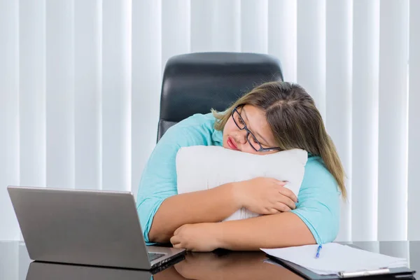 Trött Fet Affärskvinna Krama Kudde Medan Sover Skrivbordet Kontorsrummet Med — Stockfoto