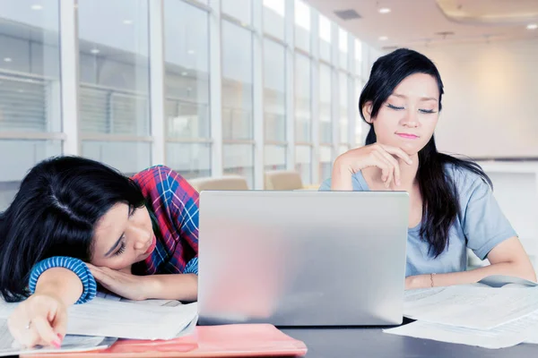 Zwei Studentinnen Sehen Müde Aus Während Sie Mit Laptop Und — Stockfoto