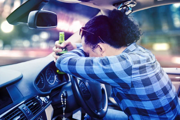 Hombre Borracho Sosteniendo Una Botella Cerveza Mientras Duerme Coche Después — Foto de Stock