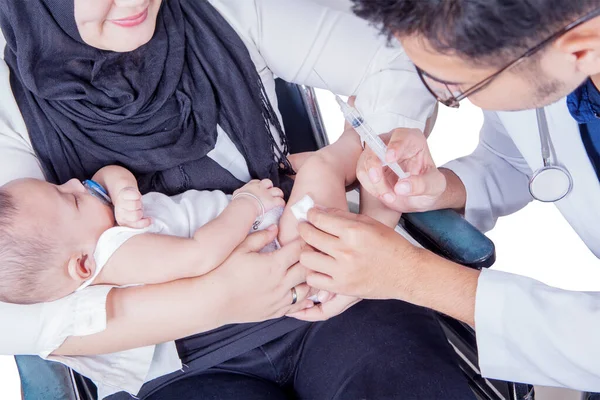 Close Médico Masculino Injetando Vacina Para Bebê Durante Visita Hospital — Fotografia de Stock