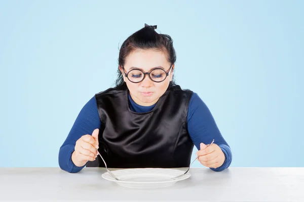 Mulher Com Excesso Peso Comendo Com Prato Vazio Enquanto Sentada — Fotografia de Stock