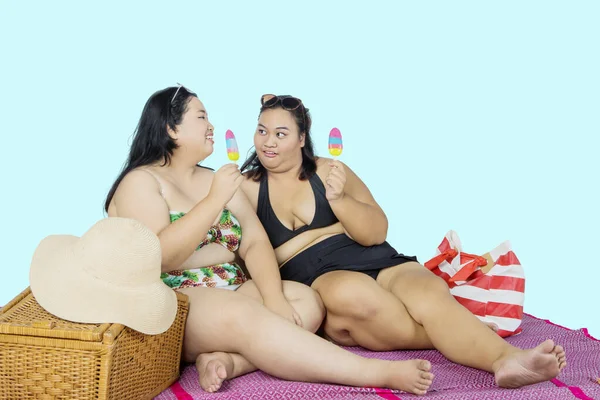 Duas Mulheres Gordas Desfrutando Férias Verão Enquanto Comem Sorvete Sentadas — Fotografia de Stock