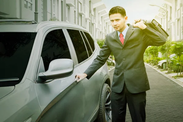 Junger Geschäftsmann Öffnet Auto Mit Koffer Und Steht Auf Der — Stockfoto