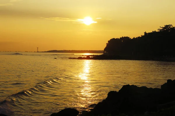 Beau Paysage Coucher Soleil Sur Plage Tropicale Avec Silhouette Pierre — Photo