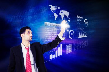 Sanal ekranda siber alanda çalışırken iş çözümü metnine dokunan genç işadamı