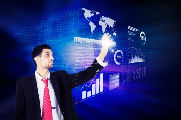 Sanal ekranda siber alanda çalışırken iş çözümü metnine dokunan genç işadamı