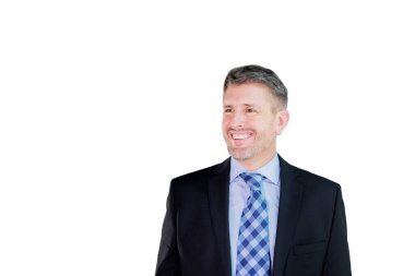 Gülümseyen erkek menajer stüdyoda fotokopi odasıyla duruyor. Beyaz arkaplanda izole