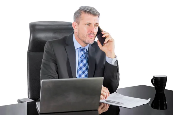 Fehér Üzletember Aki Laptoppal Dolgozik Miközben Telefonál Stúdióban Fehér Alapon — Stock Fotó
