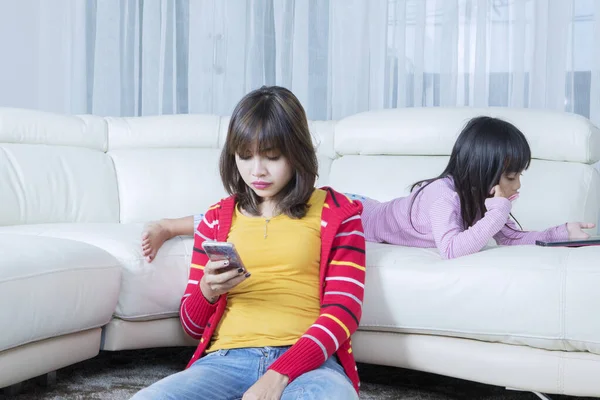 Holčička Její Matka Sedí Gauči Hrají Obýváku Smartphone Zastřelen Doma — Stock fotografie