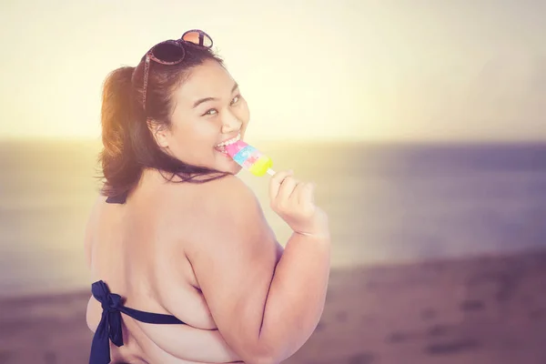 Mulher Gorda Feliz Comer Sorvete Enquanto Desfruta Férias Verão Praia — Fotografia de Stock