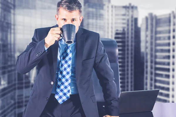 Muž Manažer Sedí Stole Zatímco Těší Hrnek Horké Kávy Kanceláři — Stock fotografie