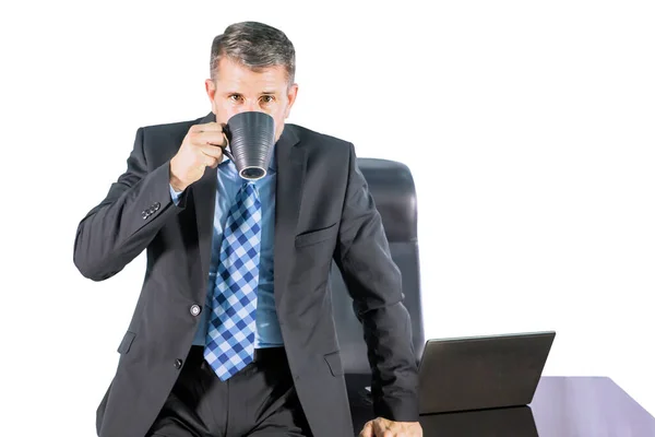 男经理坐在桌子上 喝着一大杯热咖啡 在白色背景下隔离 — 图库照片