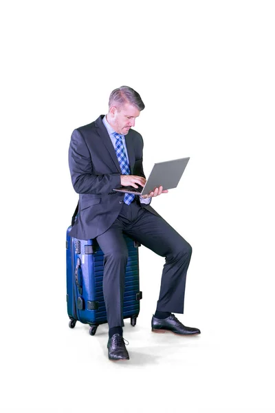 Homem Gerente Sentado Uma Bagagem Usar Laptop Estúdio Isolado Sobre — Fotografia de Stock