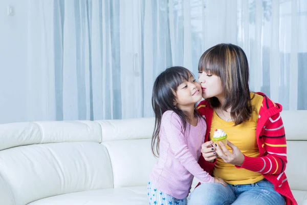 Mãe Feliz Beijando Sua Filha Enquanto Recebe Cupcake Para Celebrar — Fotografia de Stock