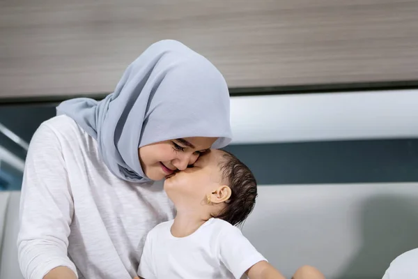 Muslimische Frau Die Von Ihrem Baby Geküsst Wird Während Sie — Stockfoto