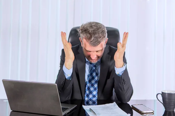 Hombre Gerente Estresado Mientras Trabaja Con Ordenador Portátil Portapapeles Oficina Fotos De Stock
