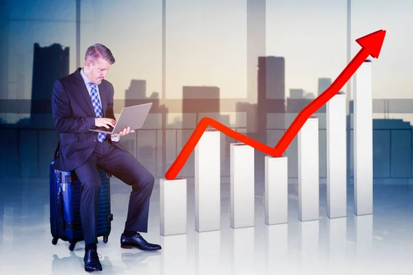 Podnikatel Pracující Notebookem Zatímco Sedí Zavazadle Růstovým Finančním Grafem Pozadí — Stock fotografie
