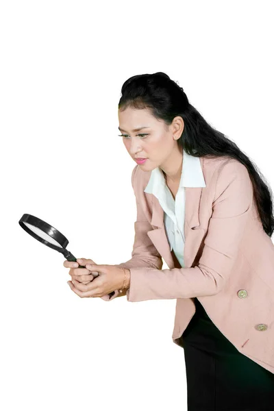 Mujer Negocios Caucásica Usando Una Lupa Mientras Está Pie Estudio — Foto de Stock
