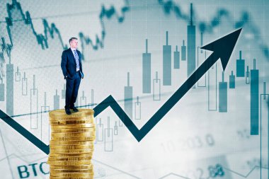 Erkek yönetici yukarı bakan ok ve büyüme şamdanı grafiğine bakarken altın sikke yığınının üzerinde duruyor
