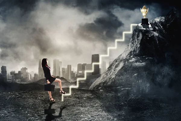 Жінка Менеджер Несе Валізу Під Час Сходження Сходами Трофею Бурхливим — стокове фото