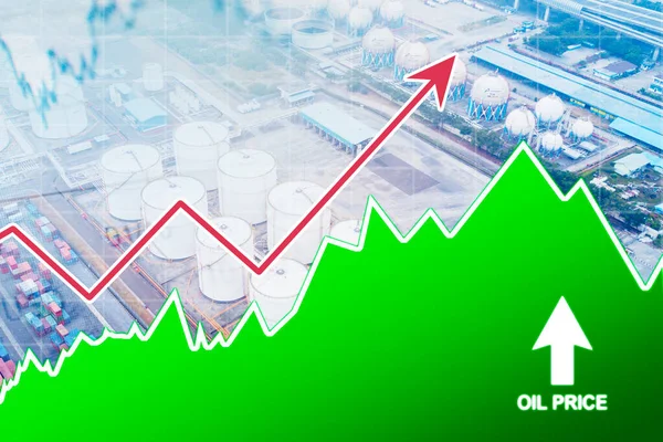 石油貯蔵タンクを背景とした油価矢印の増加のイメージ — ストック写真