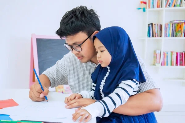 Jovem Ensinando Sua Filha Escrever Livro Enquanto Aprendem Juntos Casa — Fotografia de Stock