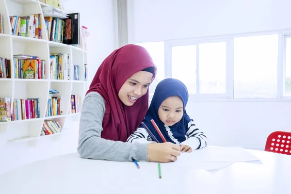 Mãe Feliz Ensinando Sua Filha Escrever Livro Enquanto Aprendem Juntos — Fotografia de Stock