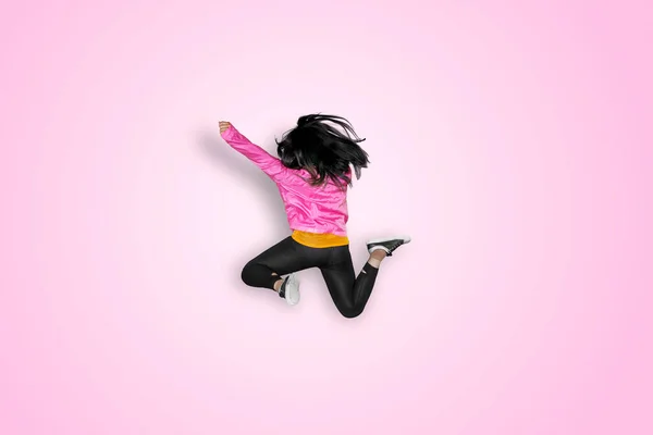 Вид Ззаду Танцюриста Жіночої Перерви Рожевій Куртці Під Час Стрибків — стокове фото