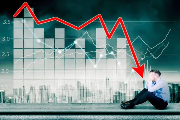 Side Syn Ledsen Affärsman Sitter Med Sjunkande Ekonomi Diagram Taket — Stockfoto