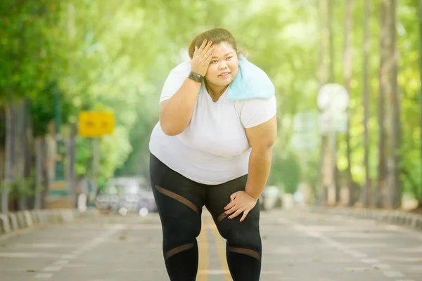 Bild Einer Dicken Frau Sieht Nach Dem Laufen Auf Der — Stockfoto