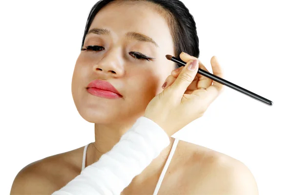 Ung Kvinna Som Appliceras Ögonskuggspuder Sin Makeup Artist Medan Hon — Stockfoto