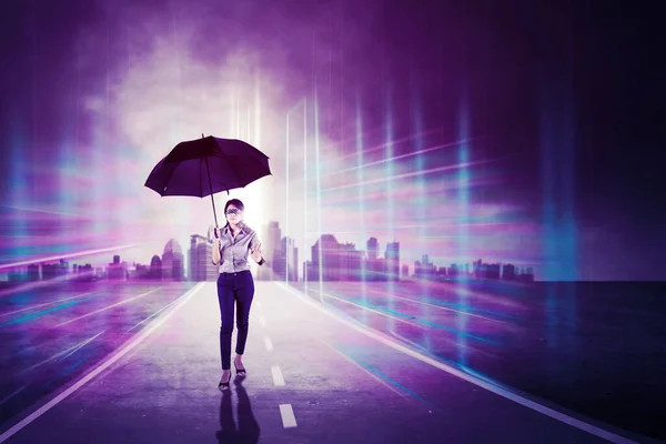 仮想画面の背景を持つ道路を歩いている間に傘を使用して目隠しビジネスの女性 — ストック写真