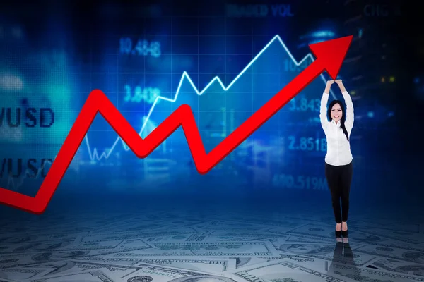 成長市場のチャートの背景とサイバー空間に立っている間に赤い矢印を持ち上げるビジネスマンの女性 — ストック写真