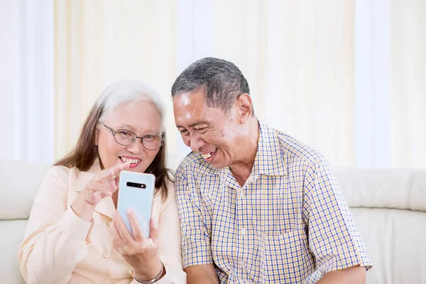 Gros Plan Vieux Couple Souriant Faisant Appel Vidéo Utilisant Téléphone — Photo